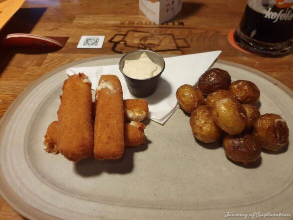 Vyprážaný syr with potatoes