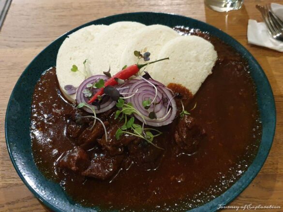 Gulaš with steamed dumplings